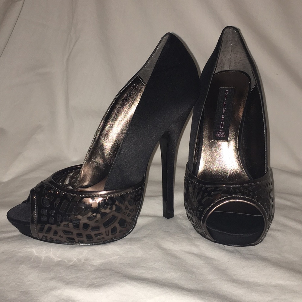 STEVE MADDEN Black Peep Toe Heels